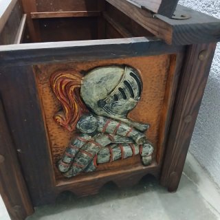 Arca de madera antigua con detalles metálicos