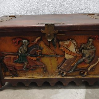 Arca de madera antigua con detalles metálicos