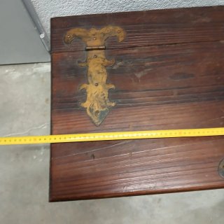 Arca de madera antigua con detalles metálicos