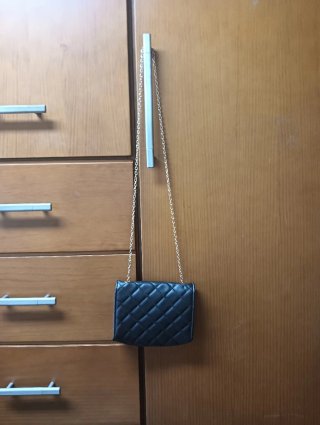 Bolso negro acolchado con cadena