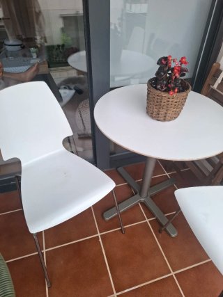 Mesa y 2 Sillas Blancas de exterior