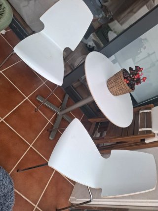 Mesa y 2 Sillas Blancas de exterior