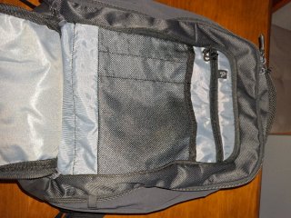 Mochila Quechua Negra, y otra en azul