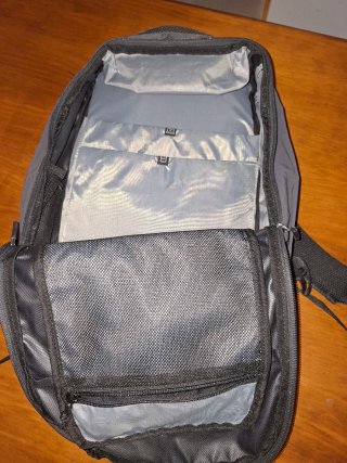 Mochila Quechua Negra, y otra en azul