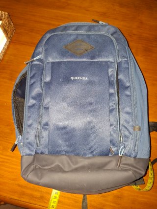 Mochila Quechua Negra, y otra en azul