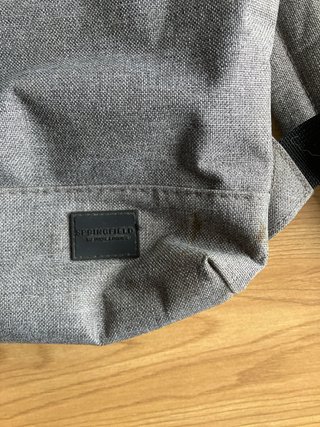 Mochila gris para portátil