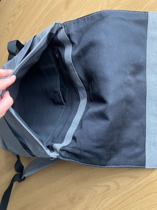 Mochila gris para portátil