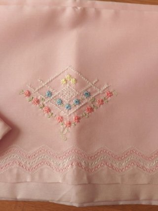 Sábanas bordadas blancas y rosas