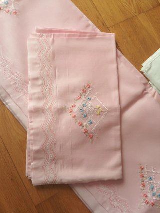 Sábanas bordadas blancas y rosas