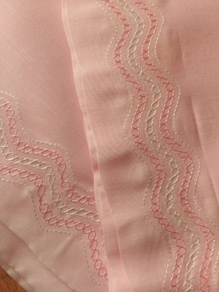 Sábanas bordadas blancas y rosas