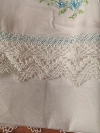 Sábanas bordadas blancas y rosas