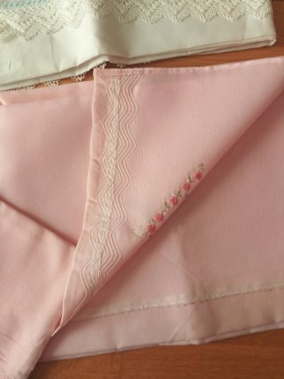 Sábanas bordadas blancas y rosas