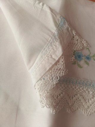 Sábanas bordadas blancas y rosas