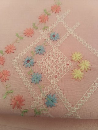 Sábanas bordadas blancas y rosas