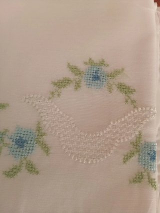 Sábanas bordadas blancas y rosas