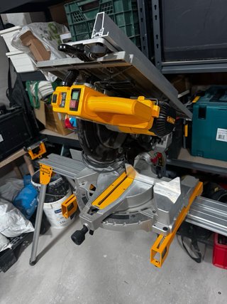 Mesa Ingletadora Dewalt y mesa de trabajo