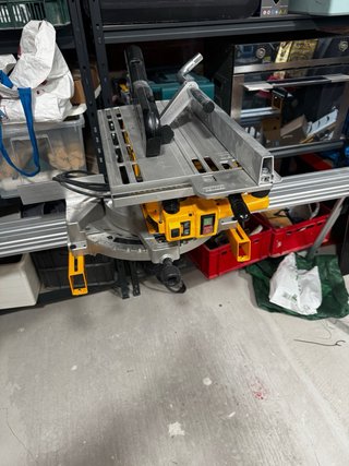 Mesa Ingletadora Dewalt y mesa de trabajo