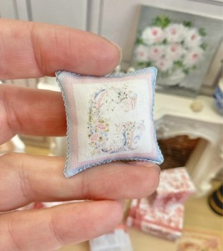 Cojín miniatura inicial G casa de muñecas
