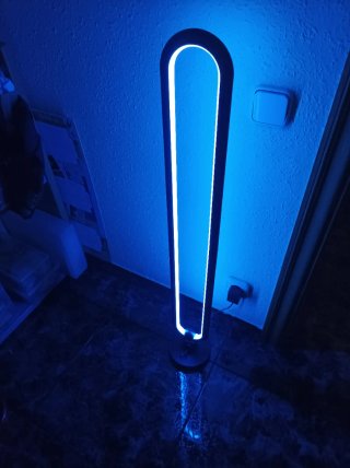 Lámpara de pie LED RGB con mando . Poco uso .