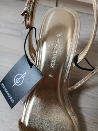 Sandalias Stradivarius doradas tacón