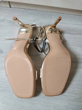 Sandalias Stradivarius doradas tacón
