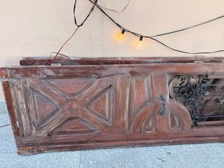 Puertas antiguas de madera con reja