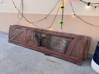 Puertas antiguas de madera con reja