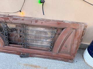Puertas antiguas de madera con reja