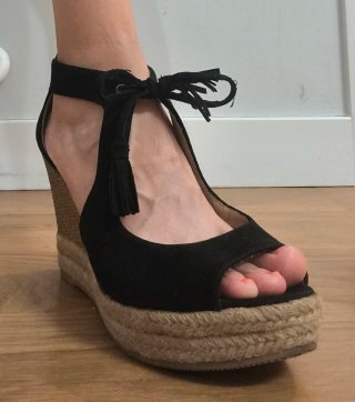 Sandalias cuña negras y beige
