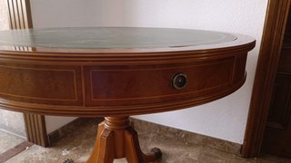 Mesa de juego redonda de madera y piel