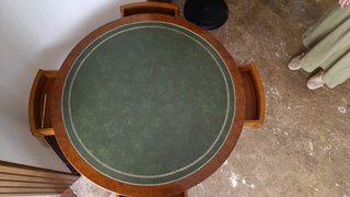 Mesa de juego redonda de madera y piel