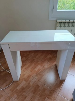 Mesa blanca moderna
