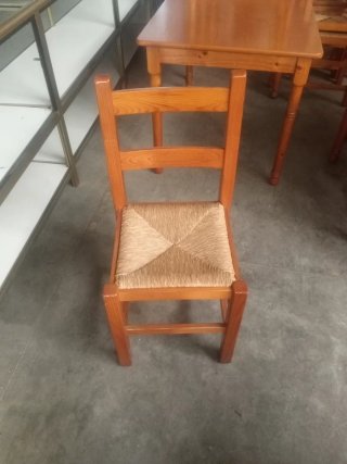 Mesa de comedor y 4 sillas de madera