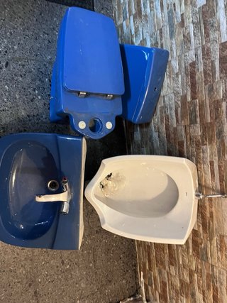 Conjunto sanitario Roca azul y blanco