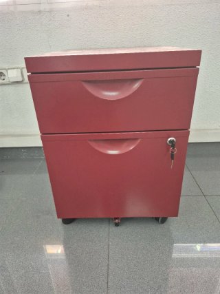 Archivador metálico rojo con llave