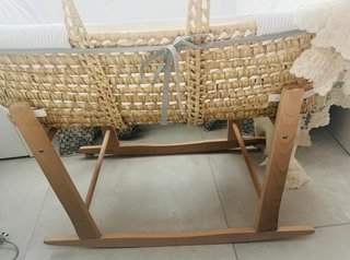 Moises de mimbre y colchón marca Ecus doble cara.