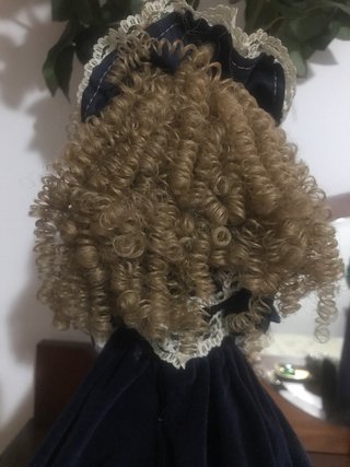 Muñeca de porcelana y tela con vestido azul