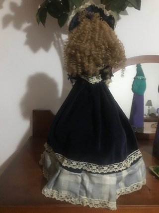 Muñeca de porcelana y tela con vestido azul