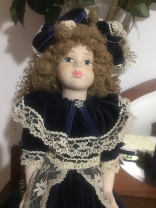 Muñeca de porcelana y tela con vestido azul