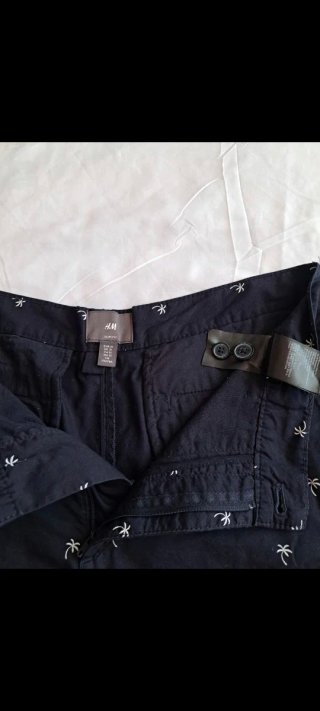 Bermudas H&M azul marino con palmeras