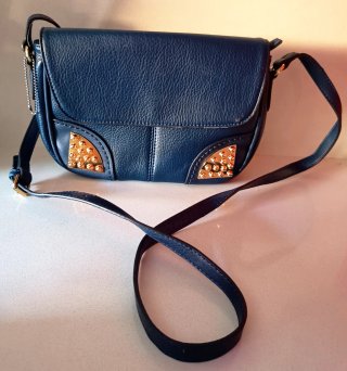 Bolso bandolera azul con detalles dorados