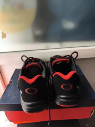 Zapatillas de seguridad negras y rojas
