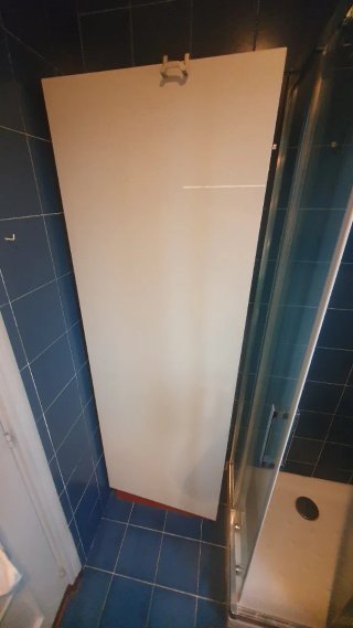 Mueble de baño blanco y gris