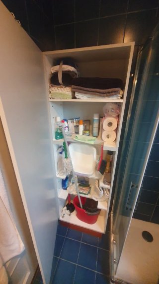 Mueble de baño blanco y gris