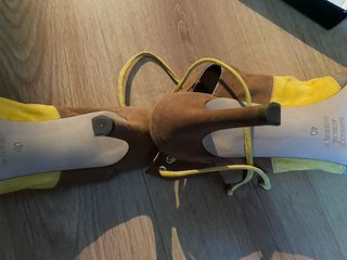 Sandalias de tacón marrón y amarillo