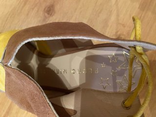 Sandalias de tacón marrón y amarillo