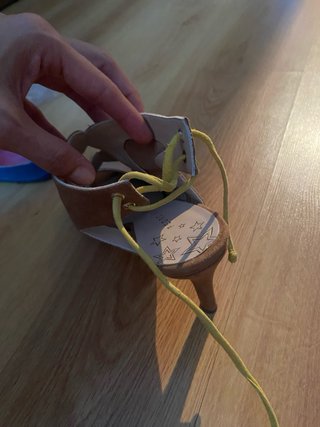 Sandalias de tacón marrón y amarillo