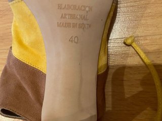 Sandalias de tacón marrón y amarillo