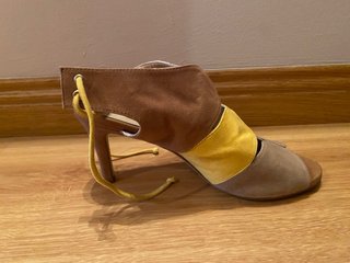 Sandalias de tacón marrón y amarillo