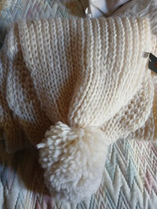 Bufanda de punto con gorro,beige. nueva